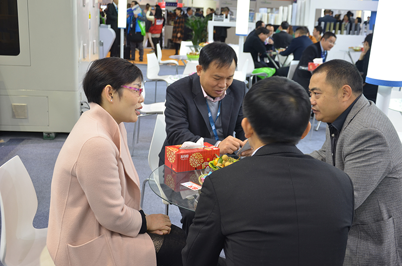 公司領(lǐng)導(dǎo)與客戶熱情交流 公司領(lǐng)導(dǎo)與客戶熱情交流